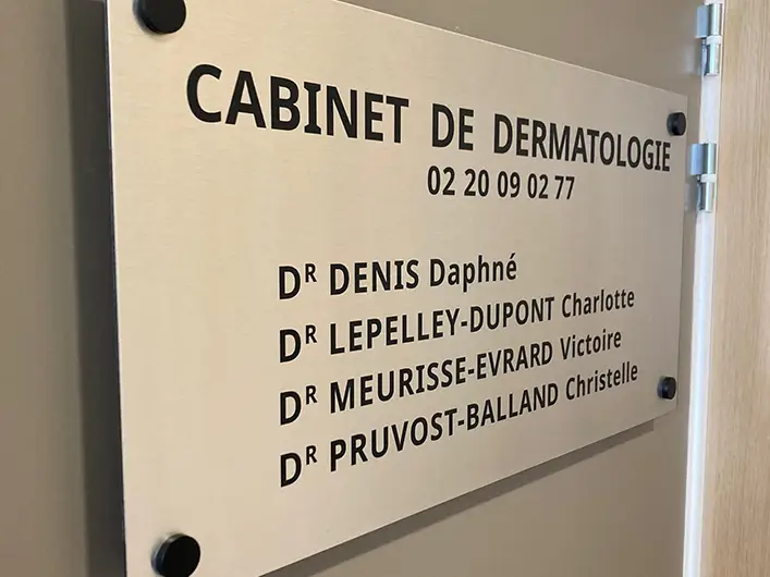 Panneau d'entrée cabinet de dermathologie