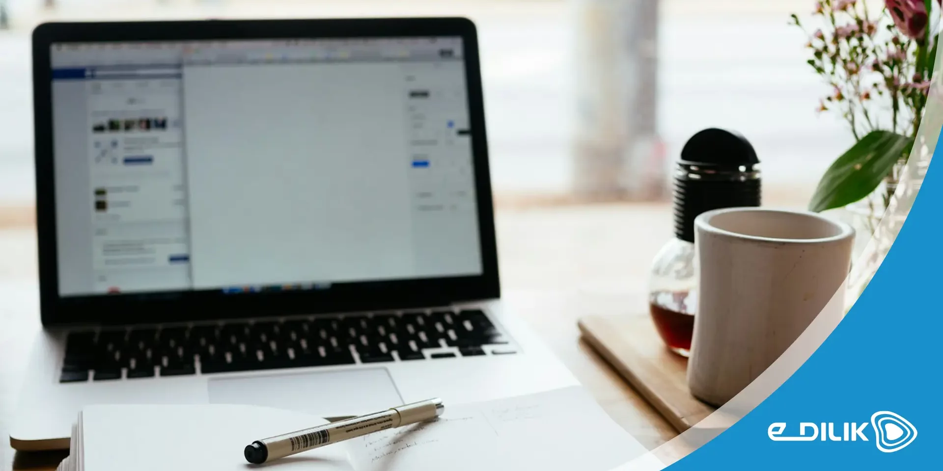 bureau avec carnet crayon et ordinateur