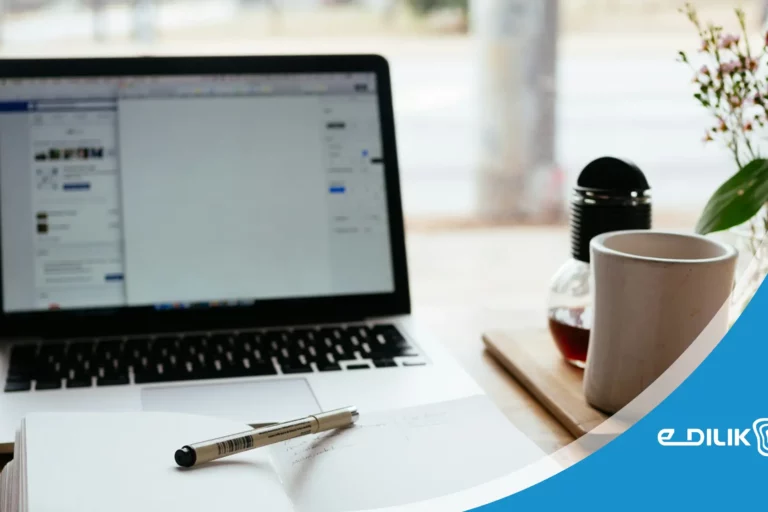 bureau avec carnet crayon et ordinateur