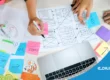 brainstorming UI et UX design - post-it et un ordinateur