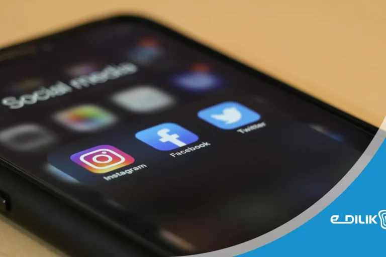 téléphone avec reseaux sociaux instagram - facebook - twitter