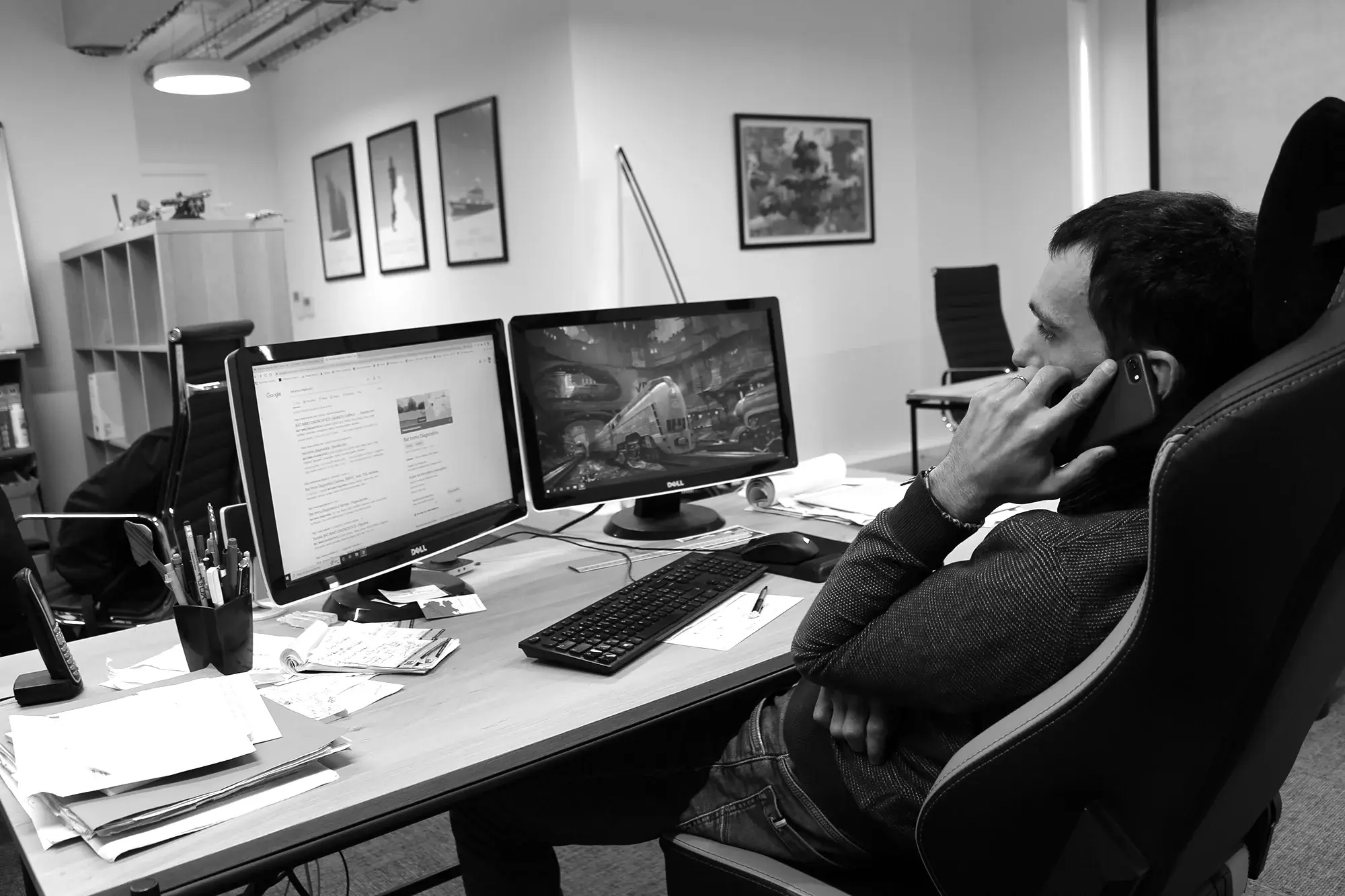 Gérant d'E-Dilik derrière son bureau